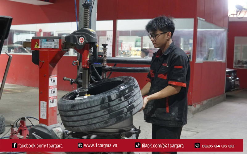 Liên hệ cứu hộ hoặc gara để kiểm tra, vá lốp đúng kỹ thuật