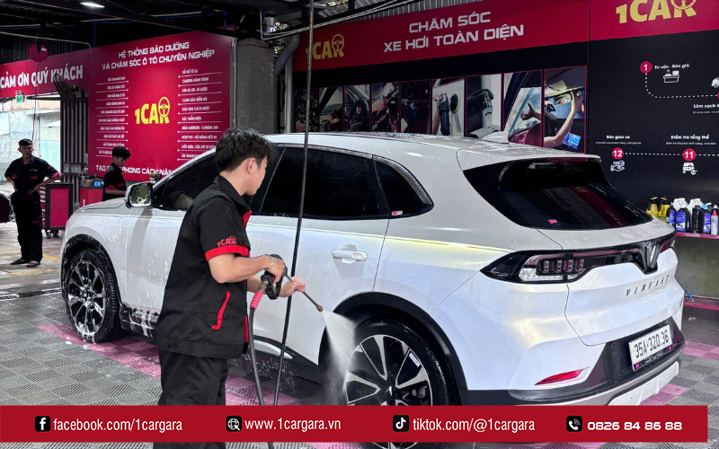 Quy trình chuyên nghiệp giúp xe sáng bóng, hạn chế trầy xước hiệu quả
