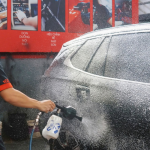 Rửa xe cao cấp giúp làm sạch sâu, bảo vệ sơn và kính