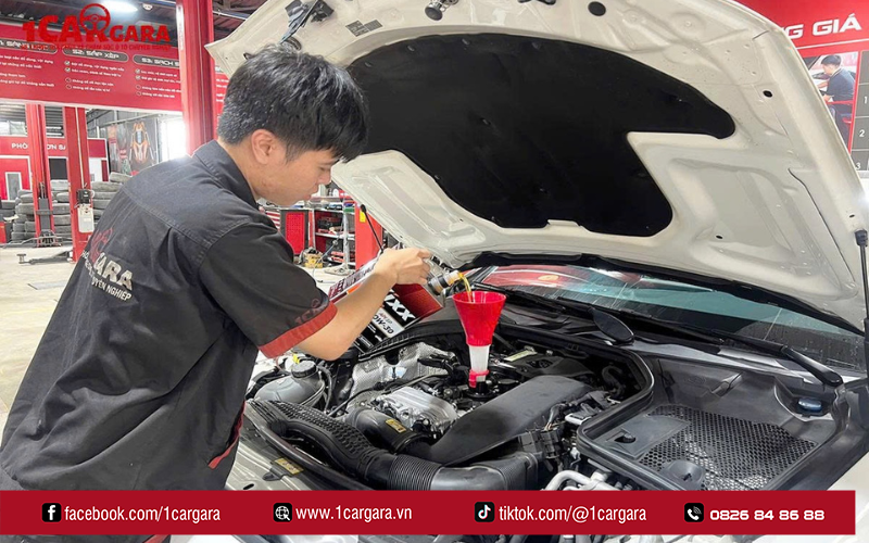 Dầu hộp số đổi màu, có mùi khét báo hiệu cần thay gấp